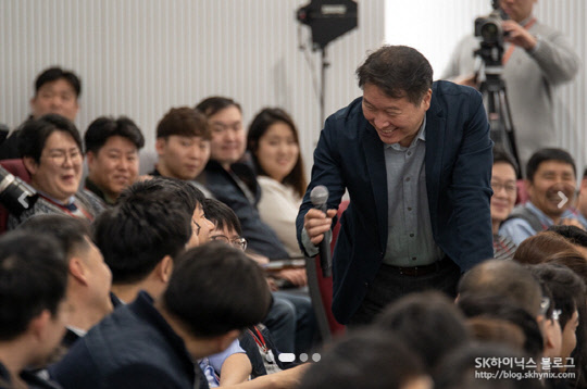 최태원 SK그룹 회장이 지난달 28일 SK하이닉스 이천캠퍼스에서 열린 '행복토크'에서 직원들과 행복에 대해 대화를 나누고 있다.   출처=SK하이닉스 블로그